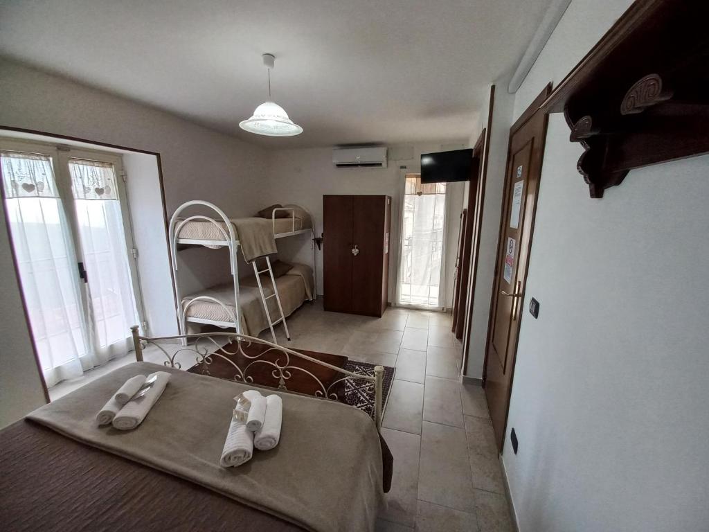 ein Schlafzimmer mit einem Bett mit Handtüchern darauf in der Unterkunft Casa Santa Rita / Locazione turistica Sicilia / Santa Domenica Vittoria in Santa Domenica Vittoria