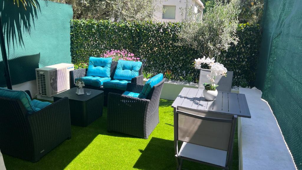 Zdjęcie z galerii obiektu studio avec belle terrasse w Cannes