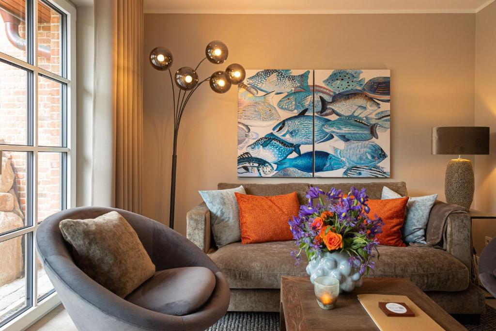 un salon avec un canapé et une chaise dans l'établissement Haus Möhre, à Tinnum