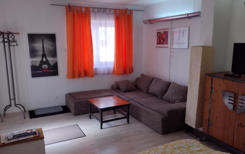 uma sala de estar com um sofá e uma mesa em Kleines gemütliches Apartment in zentraler Lage em Prien am Chiemsee