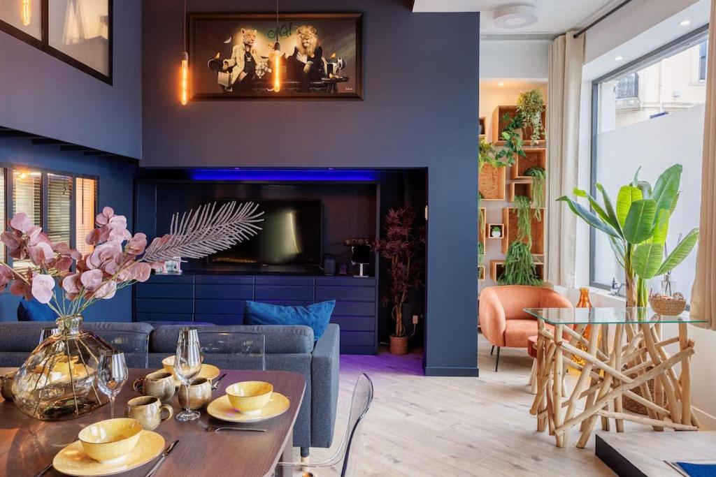 un salon avec un canapé et une table dans l'établissement Le Splendide by Connexion, à Cannes