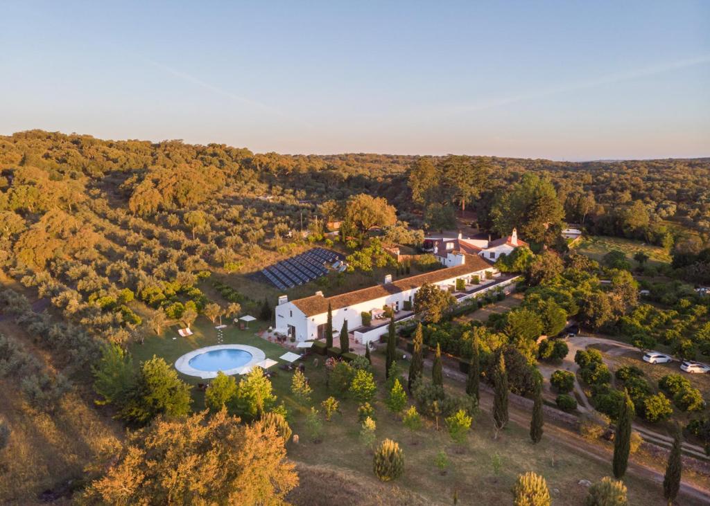 una vista aérea de una finca con piscina en Imani Country House, en Évora