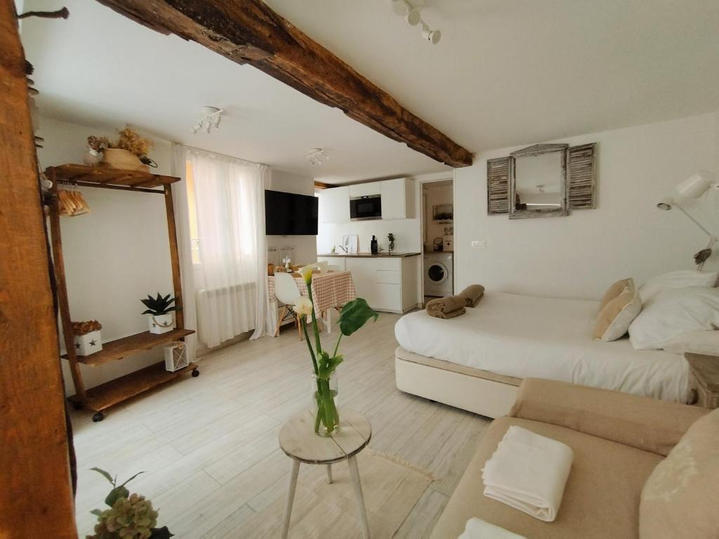 ムンダカにあるBonito Apartamento Mundaka EBI-82のベッドルーム1室(ベッド1台付)、リビングルームが備わります。
