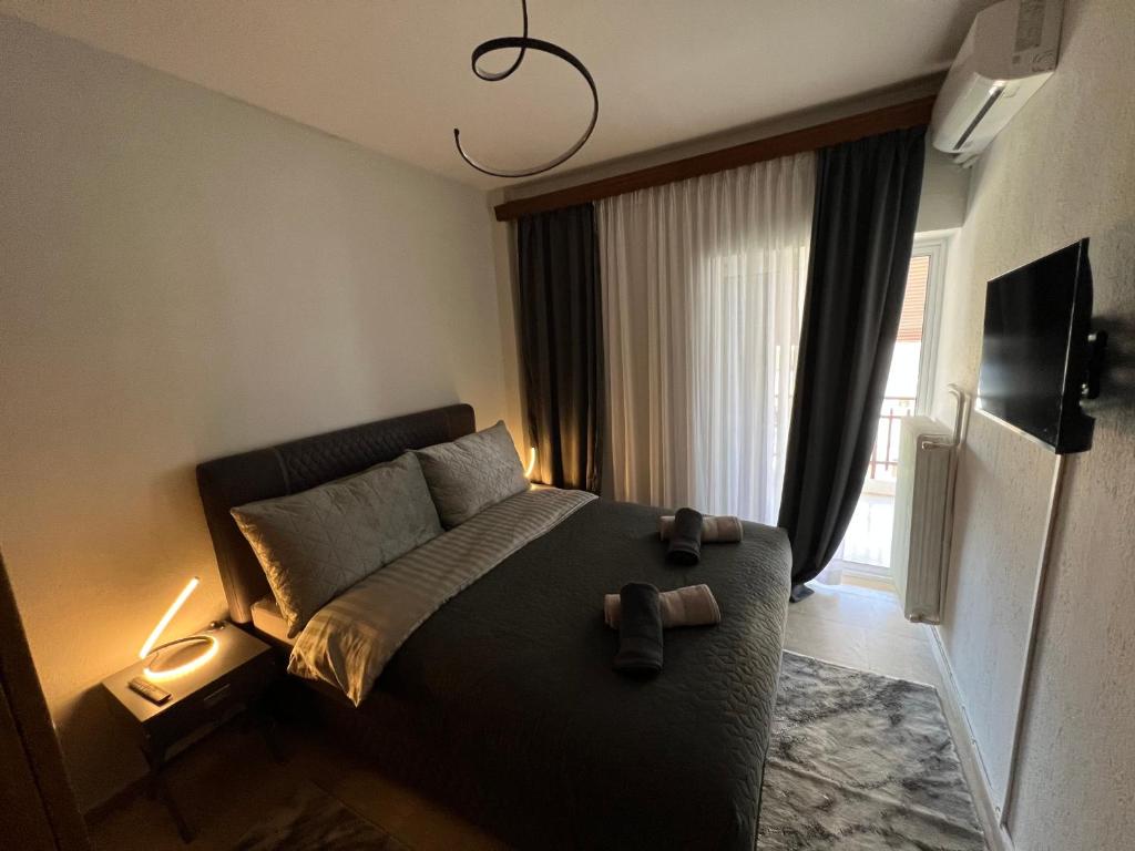 sypialnia z łóżkiem i dużym oknem w obiekcie G&P Apartment w mieście Perea