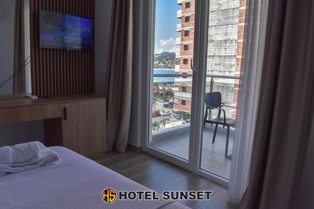 Uma cama ou camas num quarto em Hotel SUNSET Shengjin