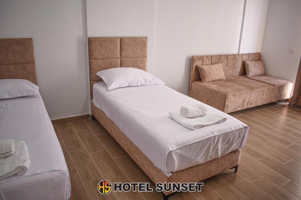 Uma cama ou camas num quarto em Hotel SUNSET Shengjin