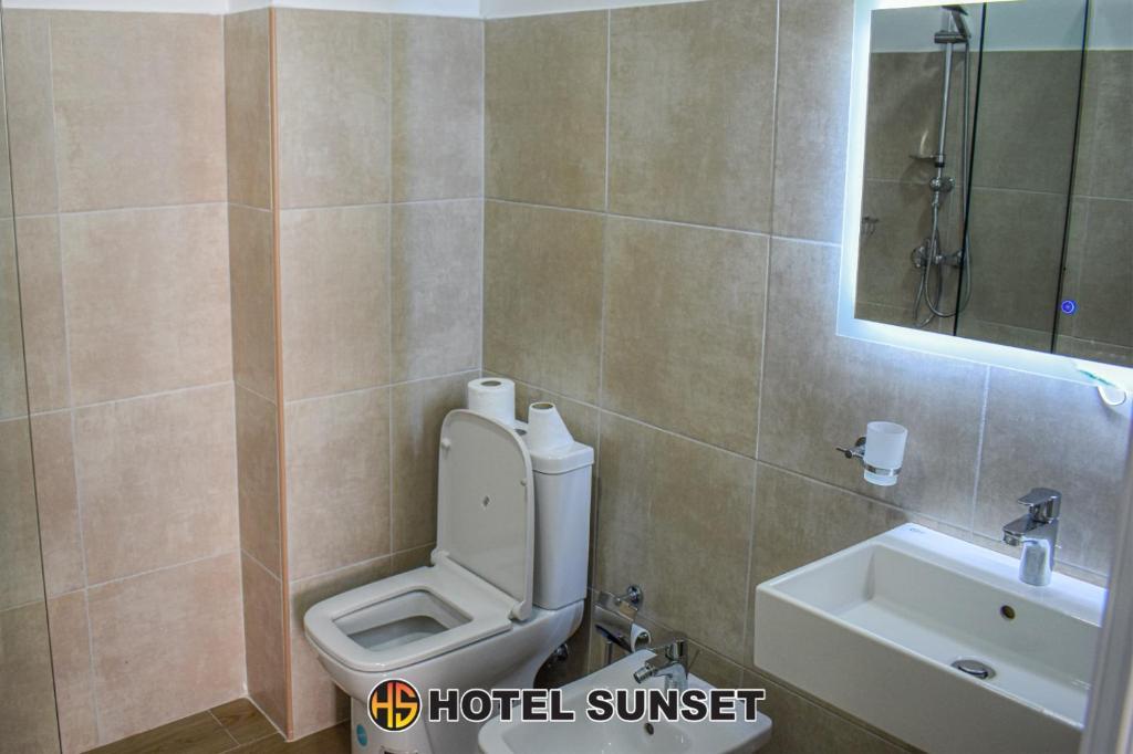 Uma casa de banho em Hotel SUNSET Shengjin