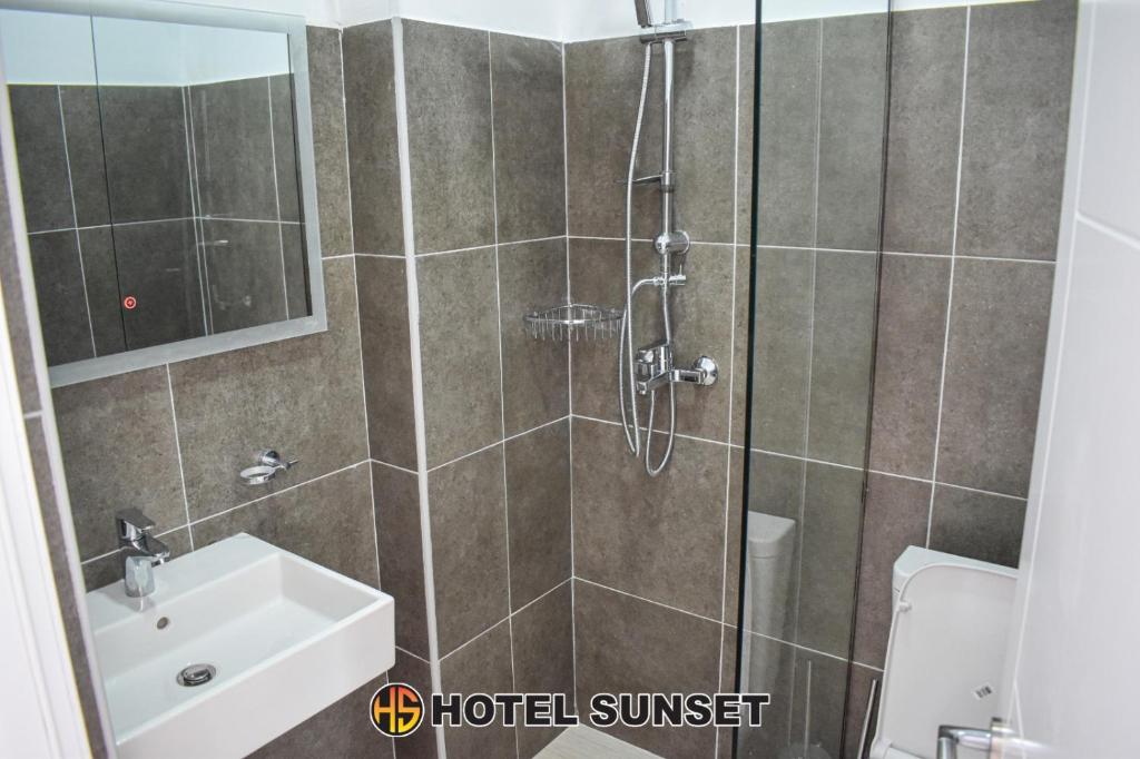 Uma casa de banho em Hotel SUNSET Shengjin