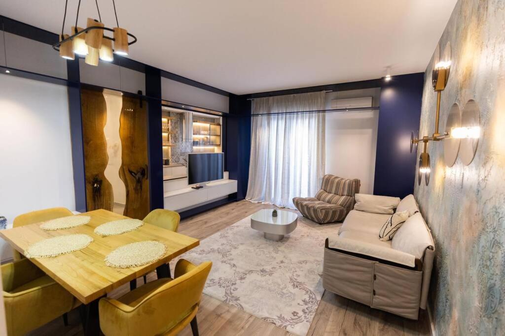 ein Wohnzimmer mit einem Esstisch und einem Sofa in der Unterkunft Green Terrace Apartment 6 in Tirana