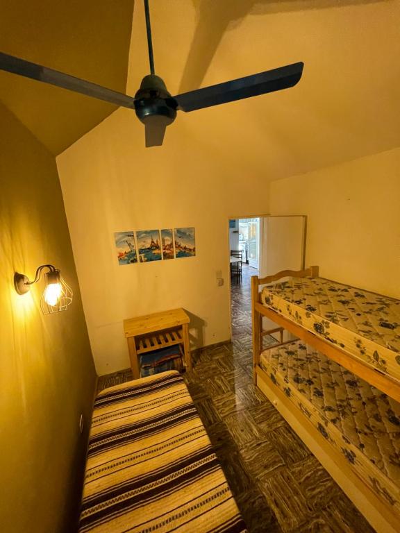 1 dormitorio con 2 literas y ventilador de techo en Quinta Don Gildo en Funes