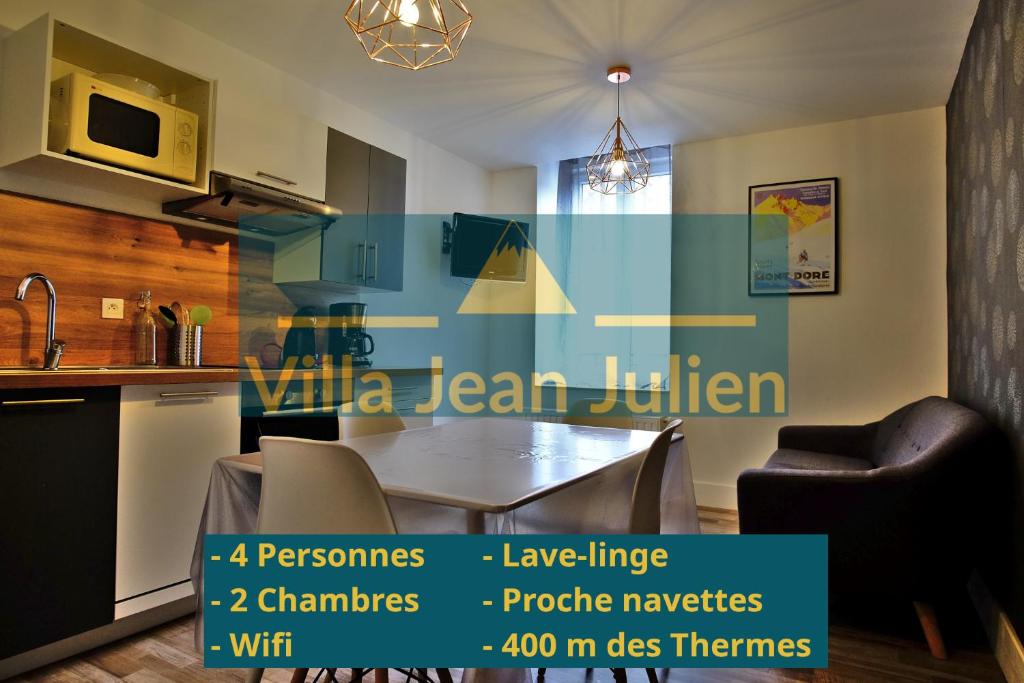 uma cozinha com mesa e cadeiras num quarto em Villa Jean Julien - Le Guéry - Appartement T2bis - 2 chambres - 4 personnes em Le Mont-Dore