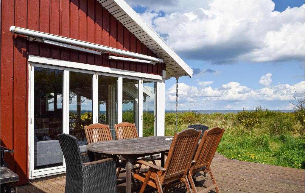 eine Terrasse mit einem Tisch und Stühlen auf einer Terrasse in der Unterkunft Beautiful Home In Odder With Wifi in Odder