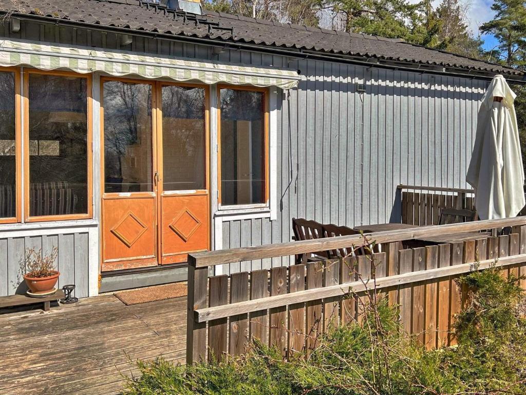 Ekeby的住宿－Holiday home MUNSö，一座带木栅栏和门廊的房子