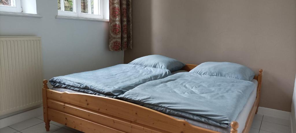 uma cama num quarto com duas almofadas em Eifelerlebnis em Jünkerath