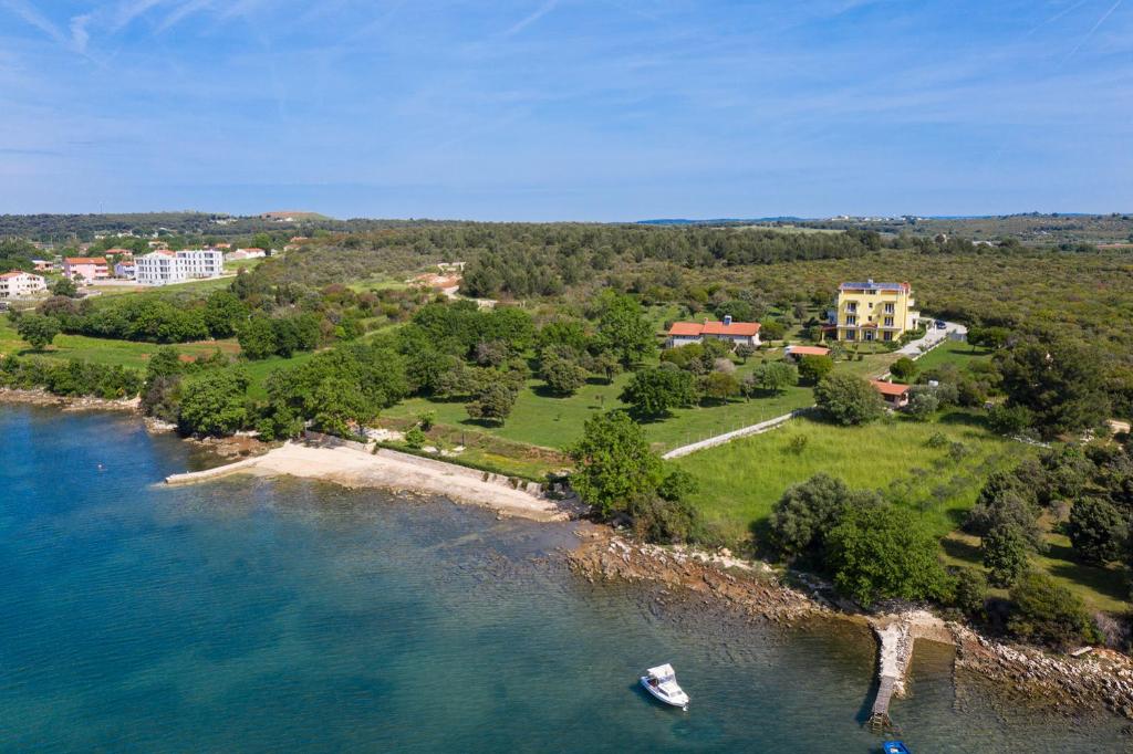 Galeriebild der Unterkunft Apartments Ivan mit Meerblick in Pomer