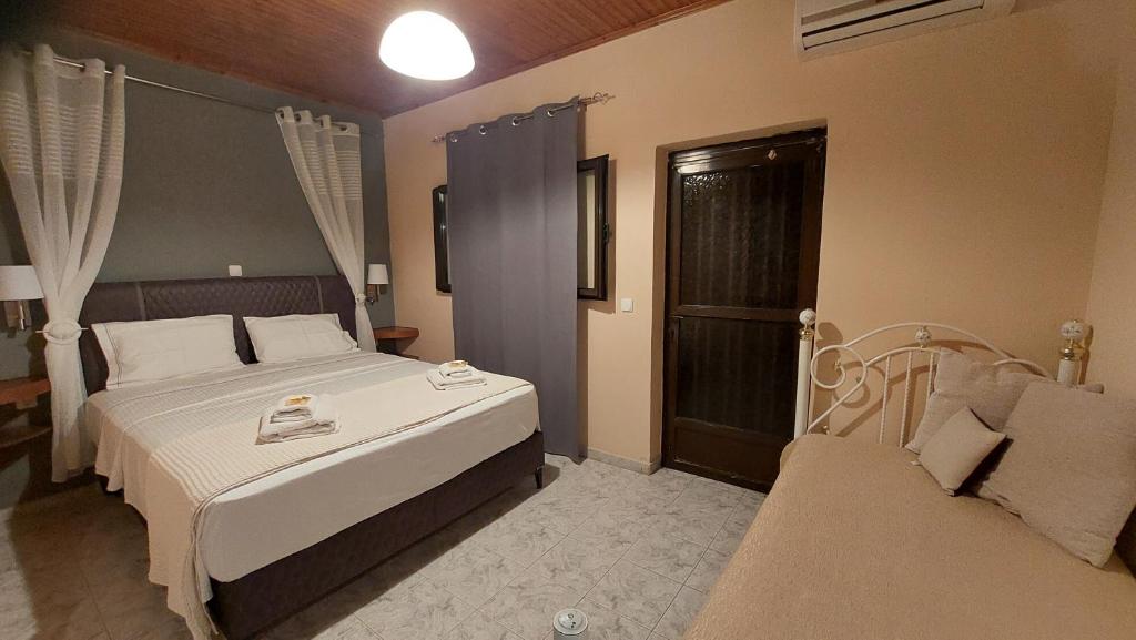 Giường trong phòng chung tại Anna Studios