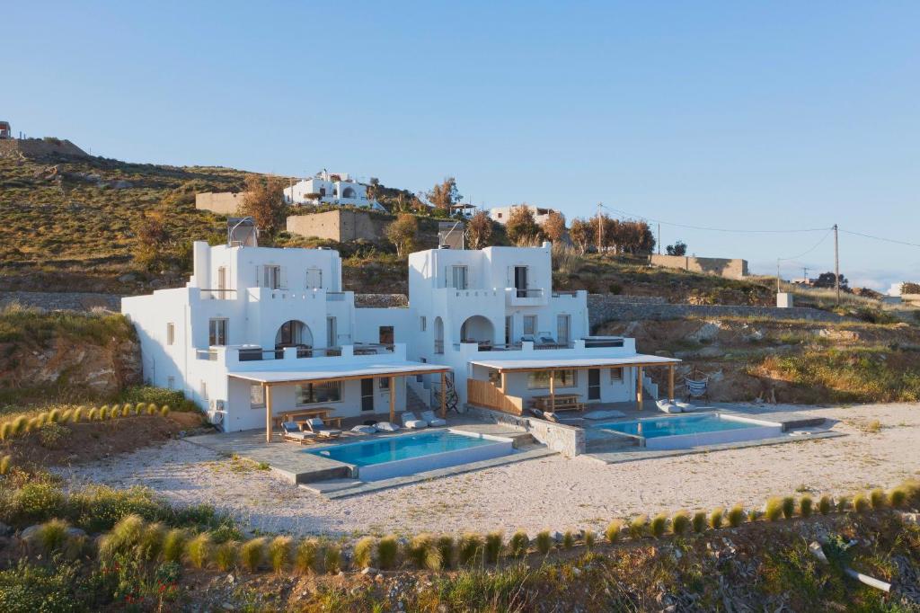 uma vista aérea de uma casa com duas piscinas em Vouno Luxury Villas em Glinado Naxos