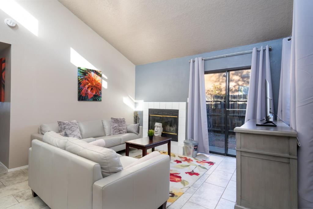 Casa Escondido - Housity