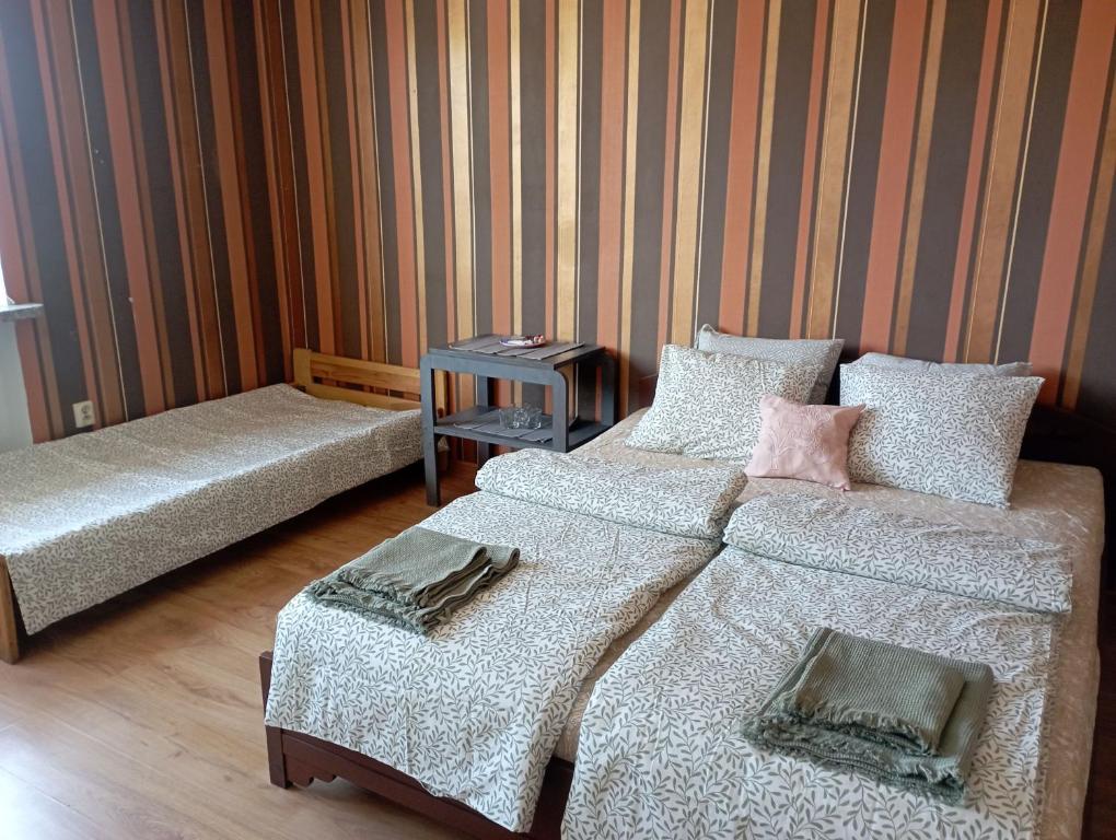 เตียงในห้องที่ Pokoje Targówek