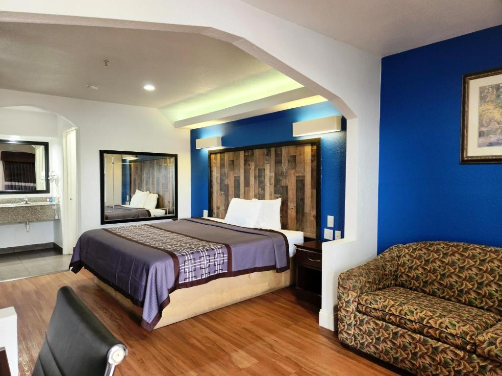 Express Inn Tomball - Deluxe King Room -Moking