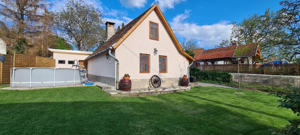 Vonkajšia záhrada v ubytovaní Pincedombi