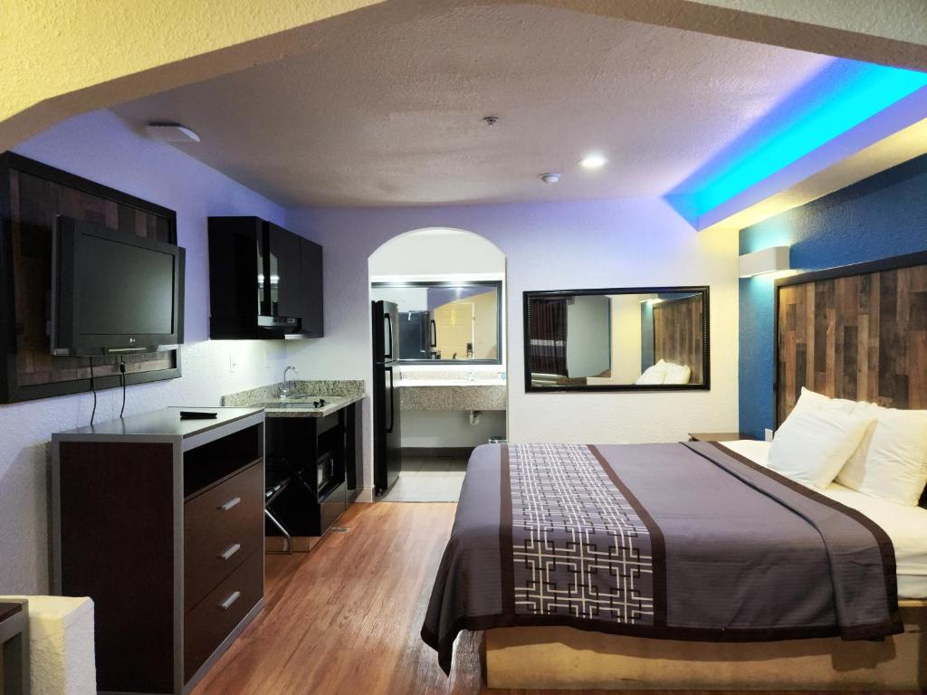 Express Inn Tomball - Deluxe King Room