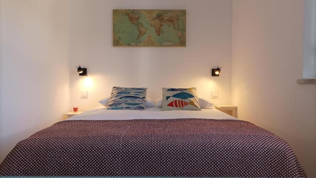 - une chambre avec un lit et 2 oreillers dans l'établissement SulSeixe Guesthouse, à Odeceixe
