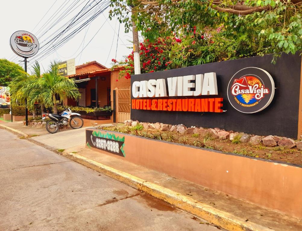 um sinal para um restaurante ao lado de uma rua em Casa Vieja Hotel y Restaurante em San Lorenzo