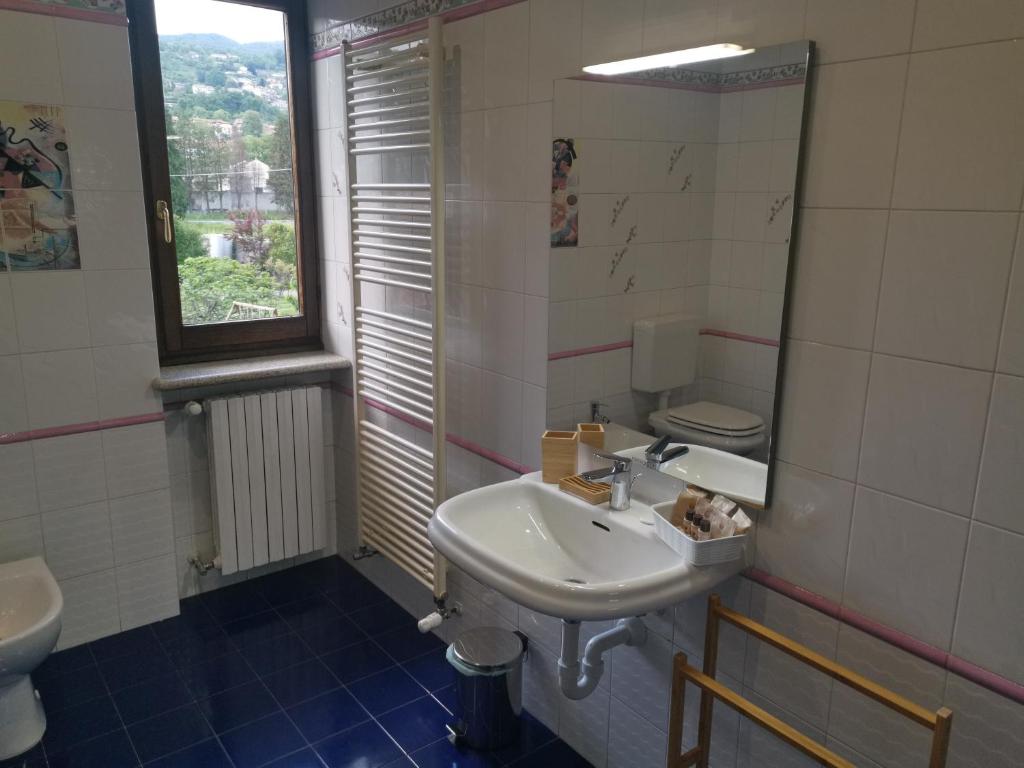Koupelna v ubytování CAV Casa del vecchio faggio - 4 stelle - Nebbiuno Lago Maggiore