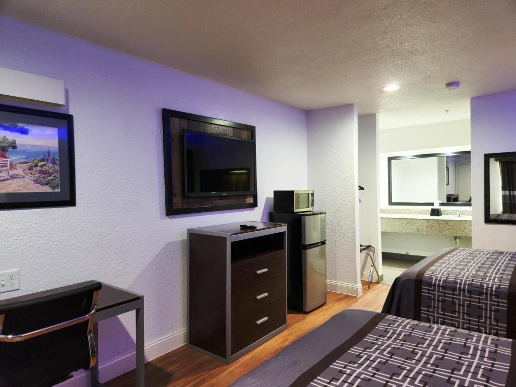 Express Inn Tomball - Deluxe Queen Room With Two Queen Beds - Smoking