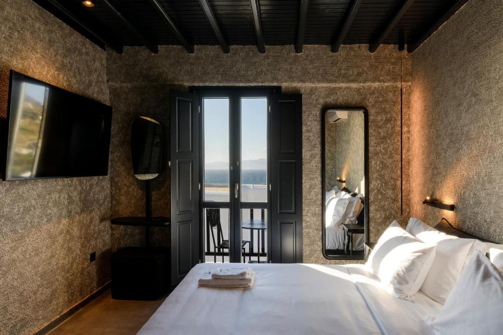 Postel nebo postele na pokoji v ubytování She Mykonos Boutique Hotel