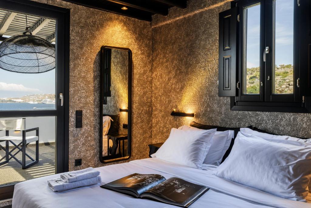 Postel nebo postele na pokoji v ubytování She Mykonos Boutique Hotel