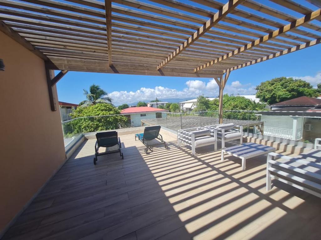 Balkón nebo terasa v ubytování Les Villas Jasmin Standing Piscine Chauffée Jacuzzi 5 Ch 14 Pers