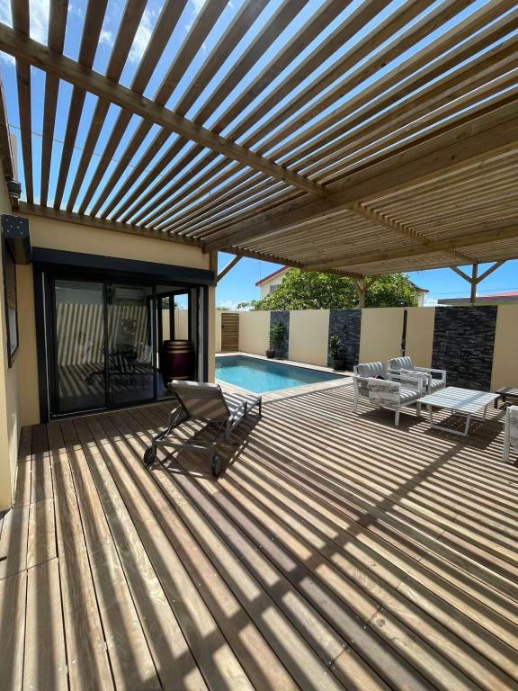 Bazén v ubytování Les Villas Jasmin Standing Piscine Chauffée Jacuzzi 5 Ch 14 Pers nebo v jeho okolí