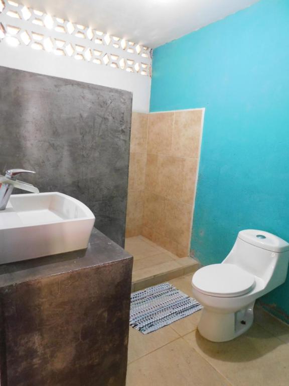 Un baño con un inodoro blanco y un lavabo. en Chill-Inn Nosara, en Nosara