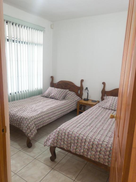 Postel nebo postele na pokoji v ubytování Don Carlos Place LOWER UNIT
