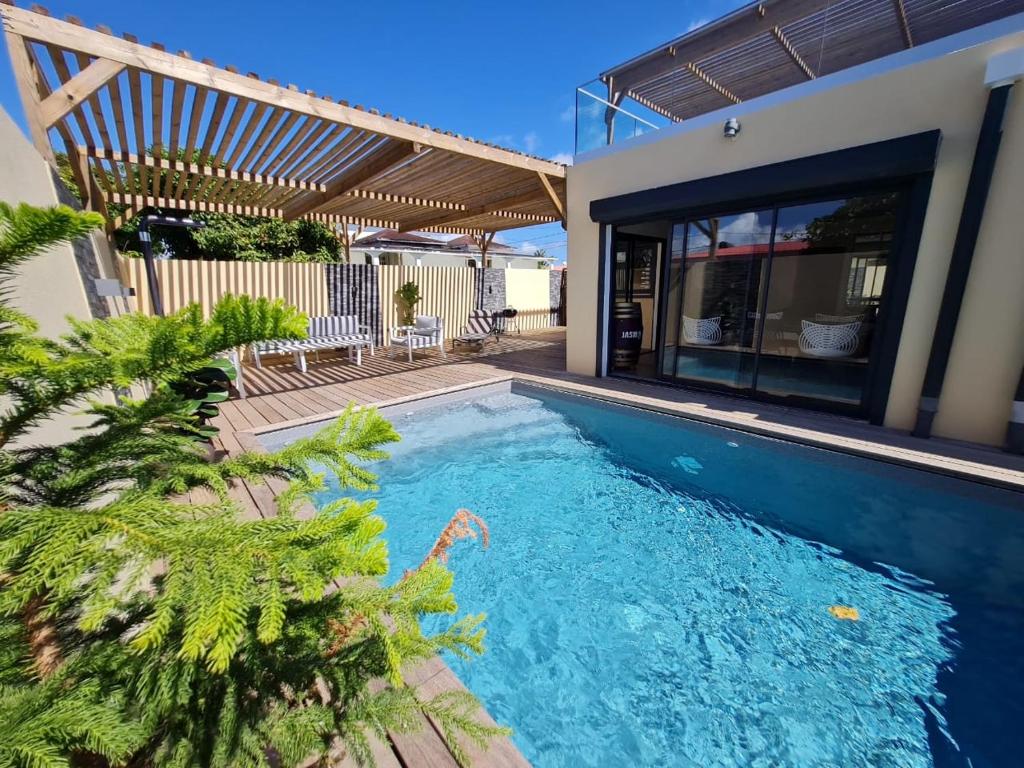 una piscina en el patio trasero de una casa en Villa Jasmin Standing Piscine Chauffee 4 Ch 9 Pers, en Baie-Mahault