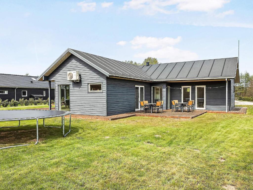 une maison avec une table de ping-pong dans la cour dans l'établissement 10 person holiday home in Glesborg, à Glesborg