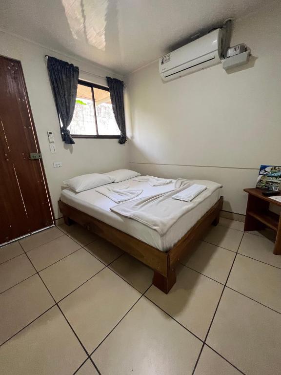 Postel nebo postele na pokoji v ubytování Le Petit Hotel