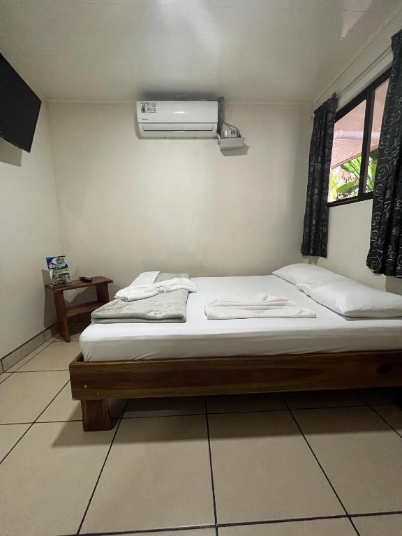 Postel nebo postele na pokoji v ubytování Le Petit Hotel