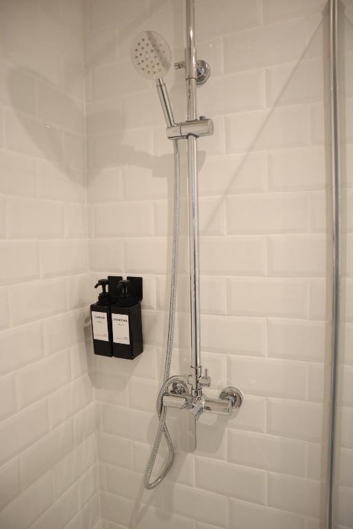 y baño con ducha con cabezal de ducha. en Barcelona PR Guesthouse en El Prat de Llobregat