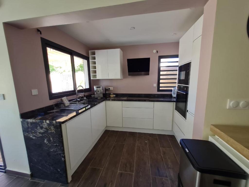 Kuchyň nebo kuchyňský kout v ubytování Les Villas Jasmin Standing Piscine Chauffée Jacuzzi 5 Ch 14 Pers