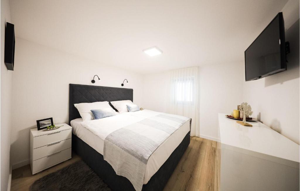 Posteľ alebo postele v izbe v ubytovaní Beautiful Apartment In Zadar