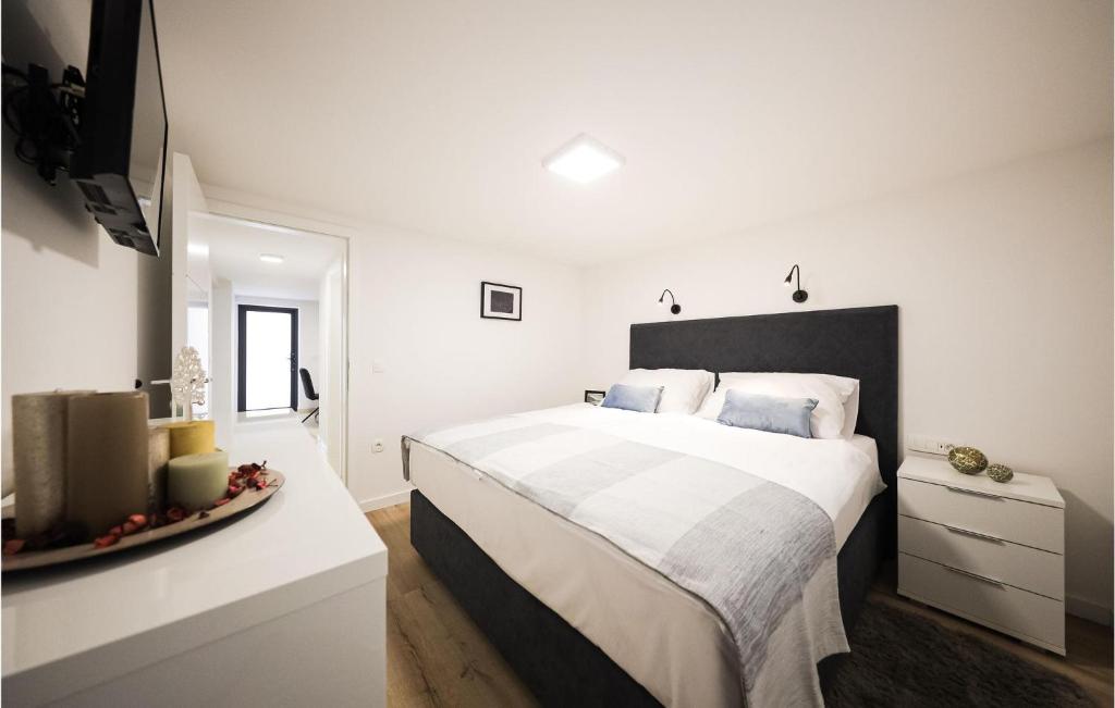 Posteľ alebo postele v izbe v ubytovaní Beautiful Apartment In Zadar