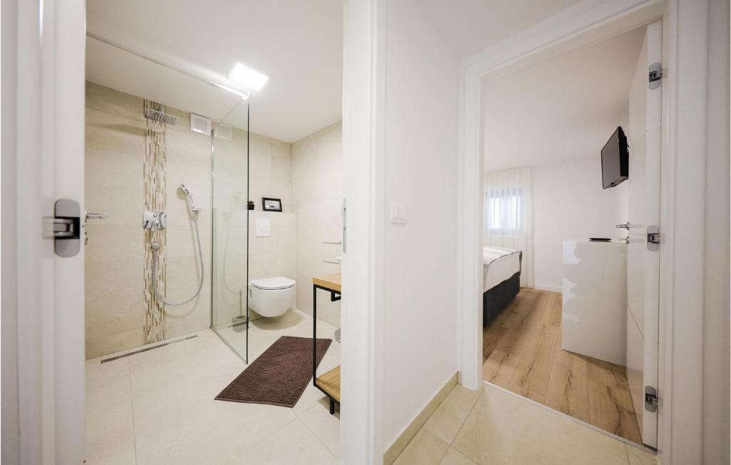 Kúpeľňa v ubytovaní Beautiful Apartment In Zadar