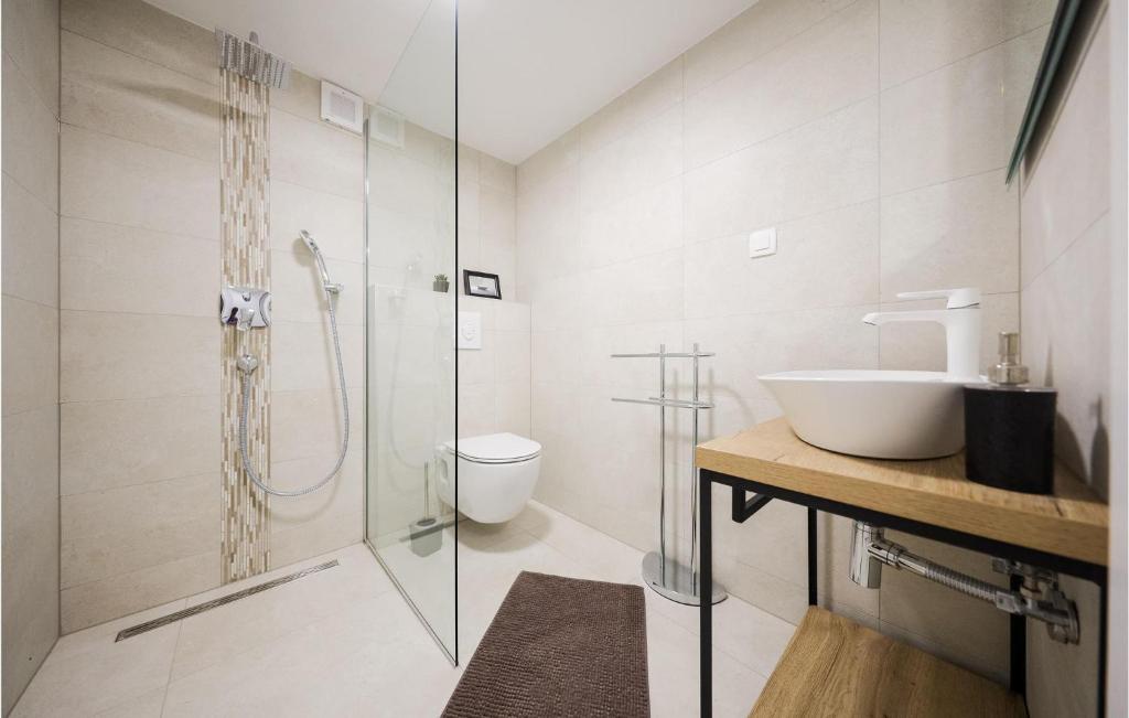 Kúpeľňa v ubytovaní Beautiful Apartment In Zadar