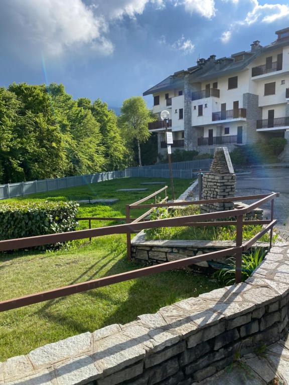 a bench in a park with buildings in the background at BLU Appartament in Montoso