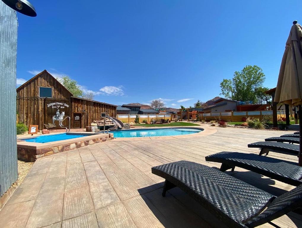 Bazén v ubytování Timber & Tin D 2Bed 2Bath w Pool & Rooftop Deck nebo v jeho okolí
