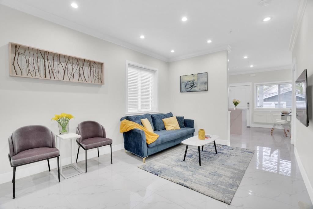 Family-Friendly, 3 Bed House - Private Backyard-Central Location - Maison De Trois Chambres