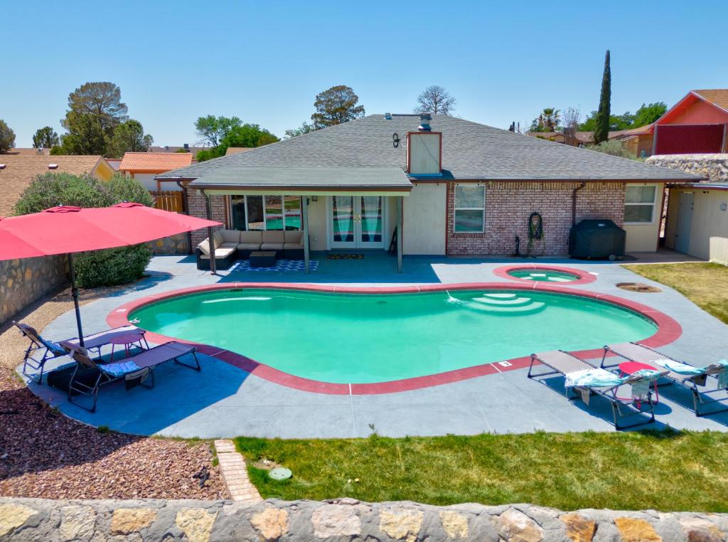 una piscina con sillas y una casa en Home with Mountain View/Pool/Tub, en El Paso